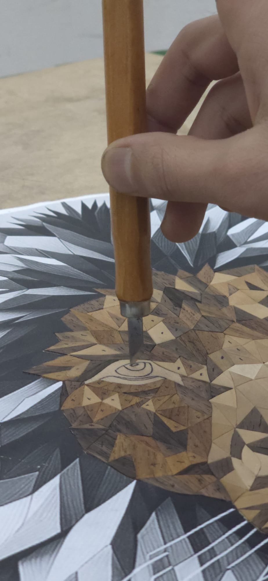 Fitting veneer pieces into the marquetry composition